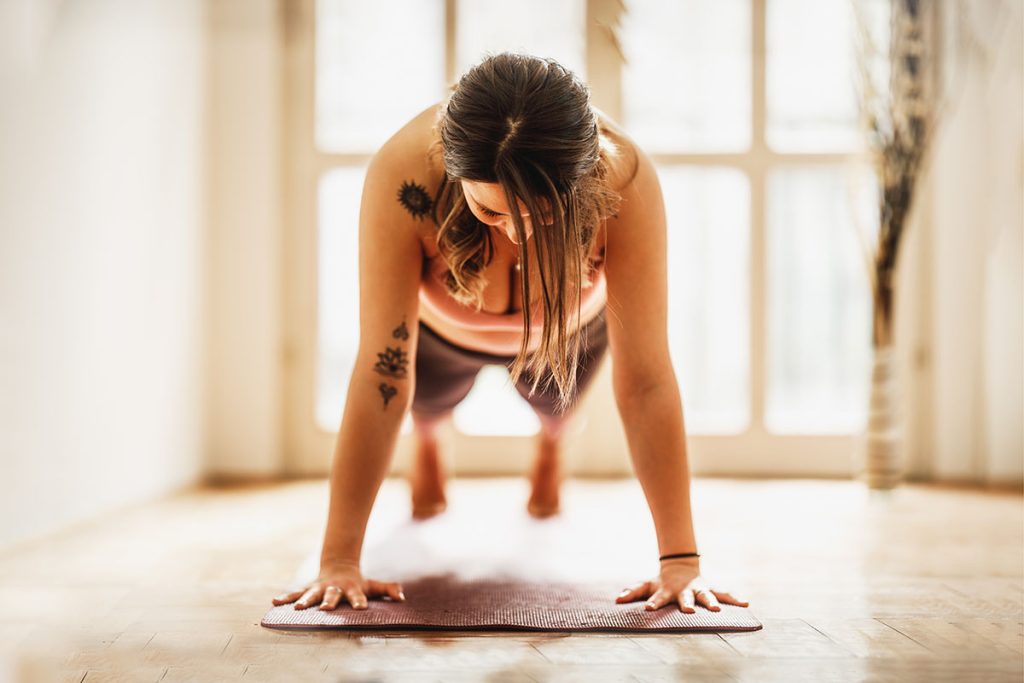 Mulher cultivando o hábito do yoga