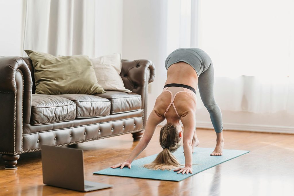 Mulher praticando vinyasa yoga