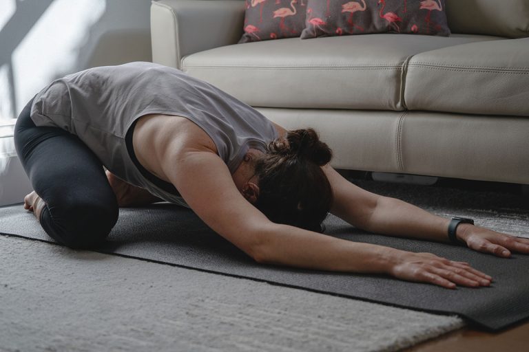 Mulher praticando yoga para dormir